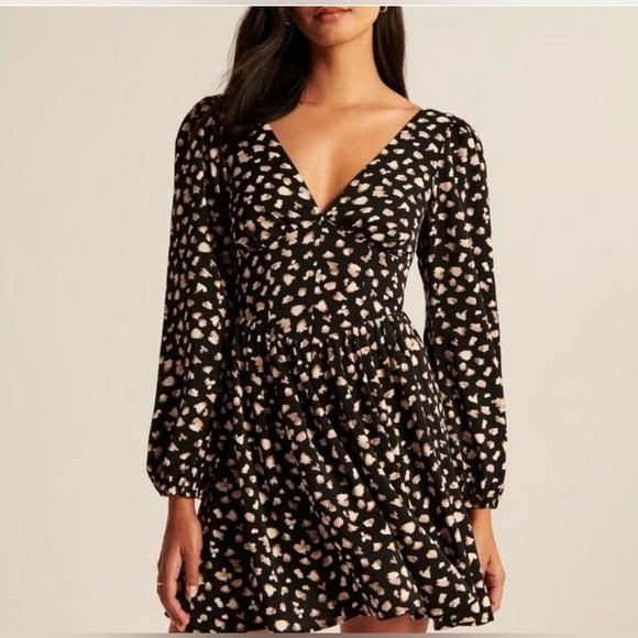 Abercrombie & Fitch Dresses & Skirts - Abercrombie & Fitch Black and Cream Long Sleeve Dress Women’s Size S